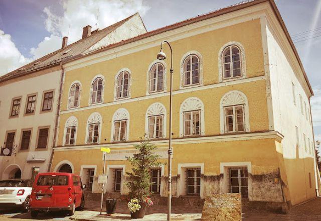 O imóvel, do século XVII, fica localizado no centro de Braunau-am-Inn, perto da fronteira com a Alemanha | Reprodução/Wikimidia Commons