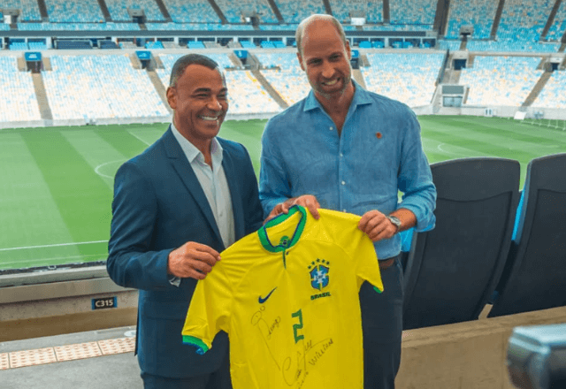 Príncipe William com Cafu | Foto: reprodução/@maracana