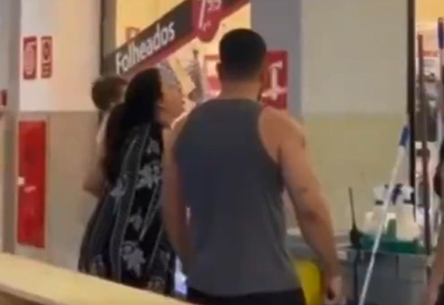 Mulher com criança no colo xinga e ofende faxineira em shopping