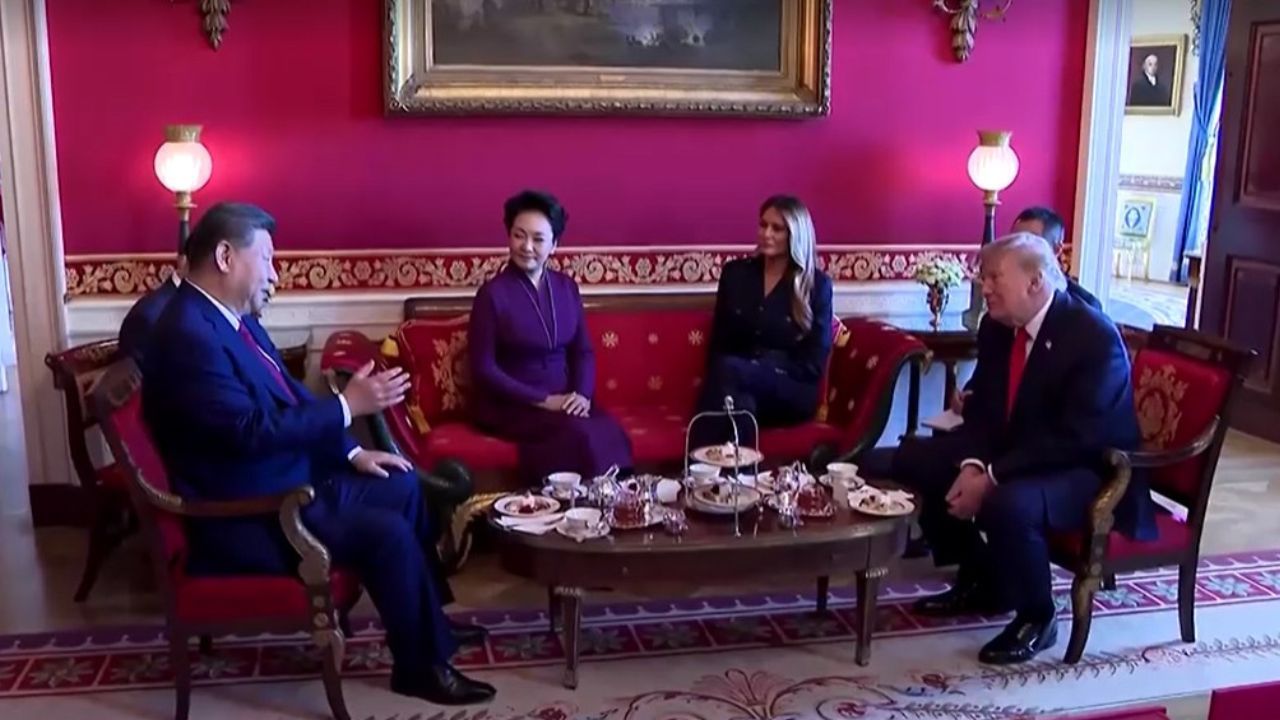 Presidentes da China, Xi Jinping, e dos Estados Unidos, Donald Trump tomam chá na Sala Vermelha da Casa Branca acompanhados de suas esposas | Reprodução/Reuters