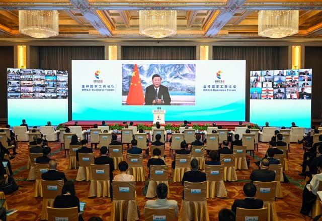 Xi Jinping durante discurso no Fórum empresarial do Brics