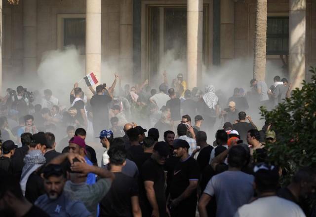 Xiitas pró-al-Sadr invadem Zona Verde de Bagdá e sede do governo
