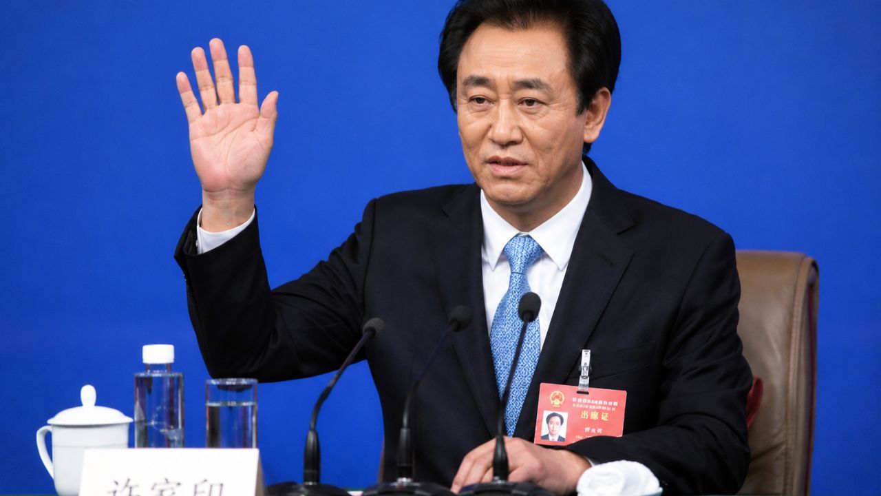Imagem da notícia: China: fundador da Evergrande é condenado à prisão perpétua Imagem da notícia: China: fundador da Evergrande é condenado à prisão perpétua