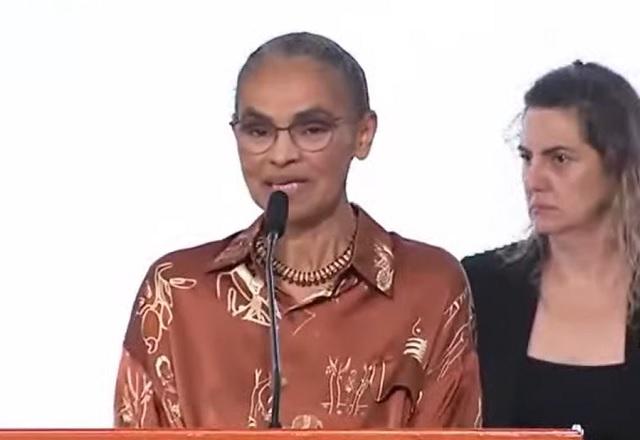 Marina Silva fala ao microfone (Reprodução/YouTube)