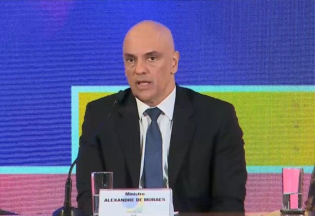 Alexandre de Moraes fala ao microfone (Reprodução/YouTube)