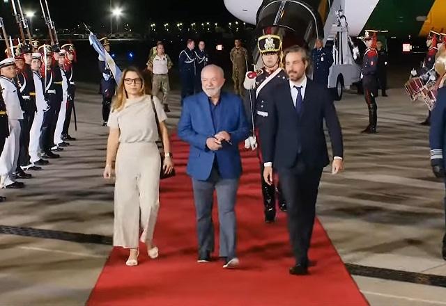 Lula acompanhando junto a Janja e Santiago Cafiero na chega à Argentina (Reprodução/YouTube)