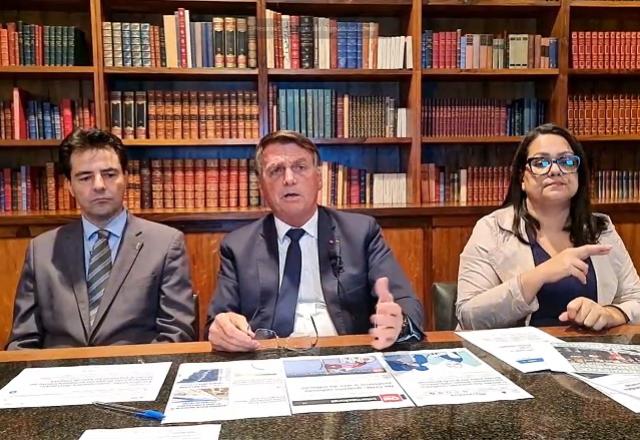Bolsonaro fala em live, ao lado de Adolfo Sachsida e intérprete de Libras (Reprodução/YouTube)
