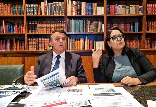 Jair Bolsonaro fala, em live, ao lado de intérprete de Libras (Reprodução/YouTube)