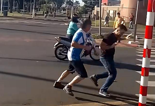 Boca Aberta agredindo Mamãe Falei (Reprodução/YouTube)
