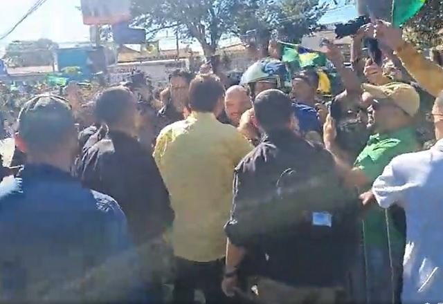 Bolsonaro cumprimentando apoiadores (Reprodução/YouTube)