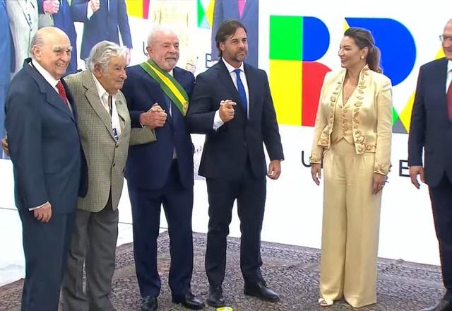 Lula tira foto com Mujica e outros (Reprodução/YouTube)