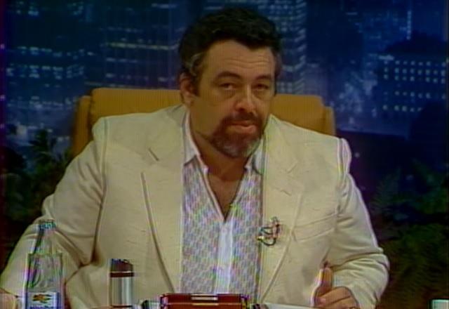 Jornalista Ferreira Netto mediando debate em 1982 (Reprodução/YouTube)