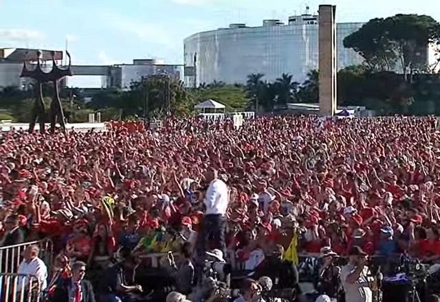 Apoiadores de Lula acompanham discurso feito no parlatório (Reprodução/YouTube)