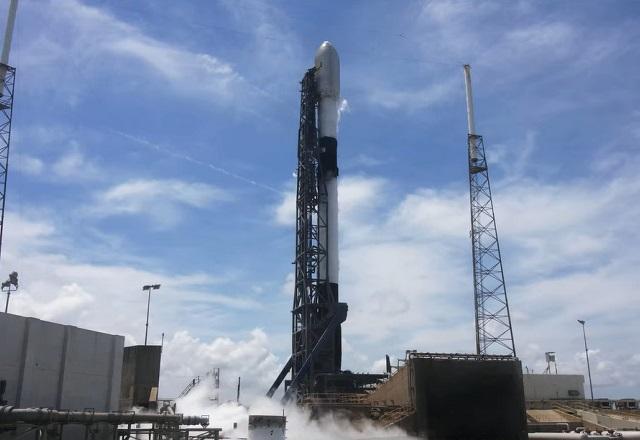 Lançamento do foguete Falcon 9, da SpaceX, com os satélites (Reprodução/YouTube)