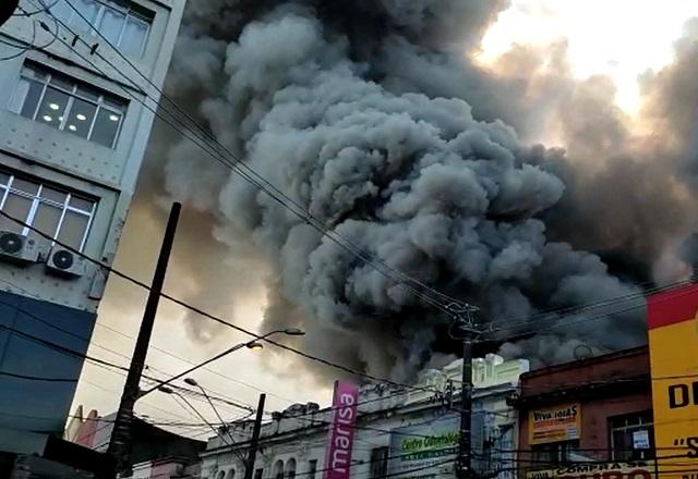 Fumaça saindo de Lojas Marisa atingida por incêndio (Reprodução/YouTube)