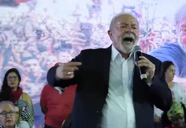 Lula fala ao microfone em Juiz de Fora (Reprodução/YouTube)