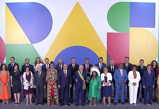 Foto oficial de Lula com os novos ministros (Reprodução/YouTube)