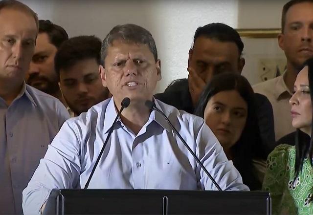 Tarcísio fala ao microfone (Reprodução/YouTube)