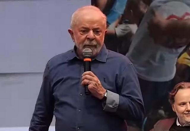 Lula fala ao microfone em encontro com catadores (Reprodução/YouTube)