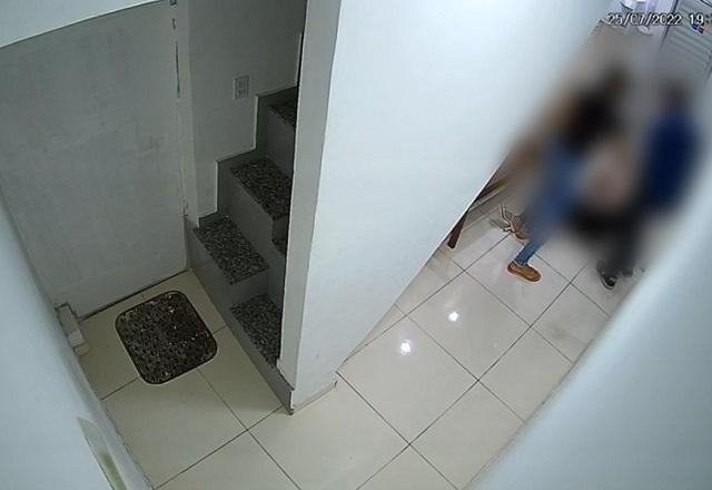 Imagem gravada mostra mulher sendo agredida pelo ex-companheiro (Reprodução/YouTube)
