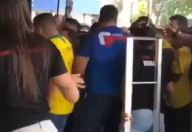 Pessoas forçando a entrada em açougue (Reprodução/YouTube)