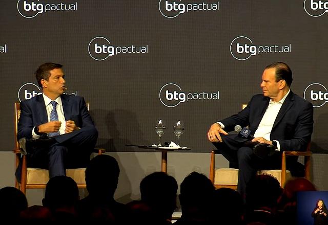 Presidentes do BC e do BTG Pactual conversando (Reprodução/YouTube)