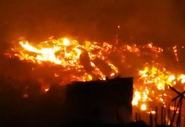 Imagens gravadas no momento do incêndio mostram as chamas e muita fumaça sendo gerada (Reprodução/Youtube)