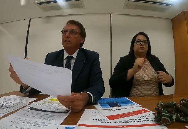 Presidente Jair Bolsonaro realiza live ao lado de  intérprete de libras (Reprodução/Youtube)