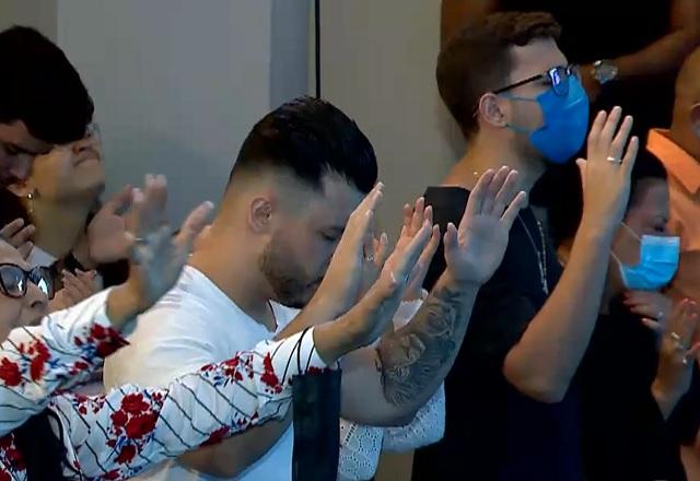 Entre os que compareceram à cerimônia, estava a mãe de Marília, Ruth Dias e o cantor sertanejo Murilo Huff (Reprodução/Youtube)