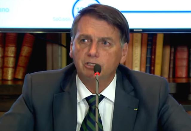 Presidente Jair Bolsonaro fala ao microfone em live (Reprodução/Youtube)