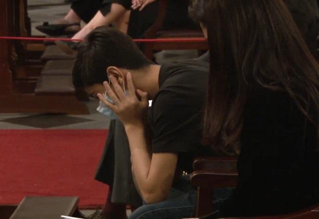 Tomás, filho de Bruno Covas, comparece à missa na Catedral da Sé acompanhado da mãe (Reprodução/Youtube)