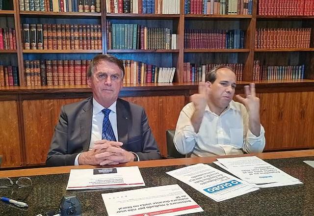 Em live, presidente sugeriu que armas só matam se estiverem na mão de uma pessoa errada (Reprodução/Youtube)