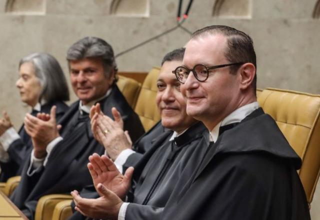 Após cobrança, Nunes Marques reconduz Zanin ao TSE Após cobrança, Nunes Marques reconduz Zanin ao TSE