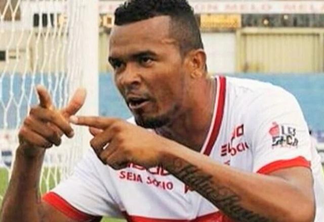Ex-jogador paga fiança e é solto após agredir namorada