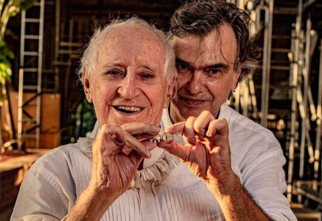 Zé Celso e o marido durante cerimônia de casamento