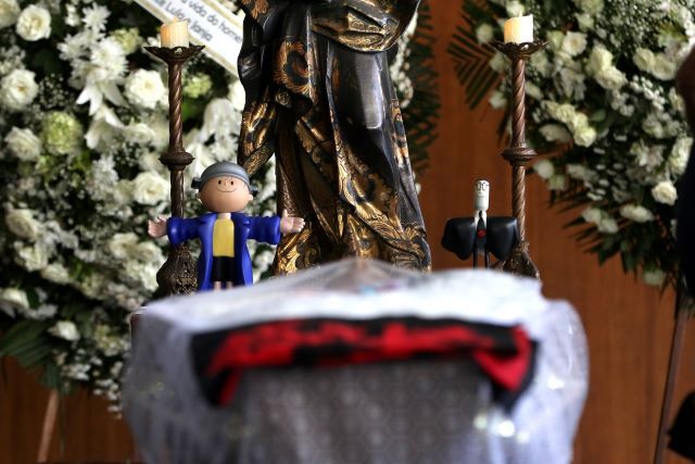 Familiares, fãs e amigos se despedem de Ziraldo; corpo do escritor é enterrado no Rio