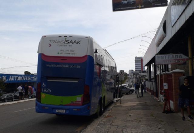 Criminosos armados fazem 32 passageiros de ônibus como reféns