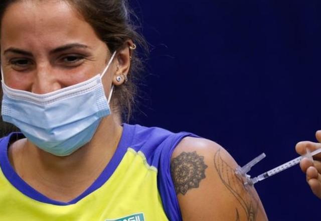 a imagem mostra a atleta olímpica Gabrielle Roncatto recebendo a dose do imunizante