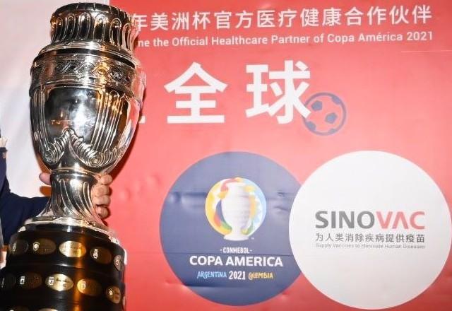 a imagem mostra a taça da copa américa e o container com as vacinas doadas pela sinovac