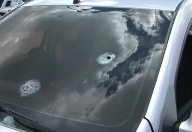 a imagem mostra as marcas de tiro no para-brisa do veículo do motorista de aplicativo