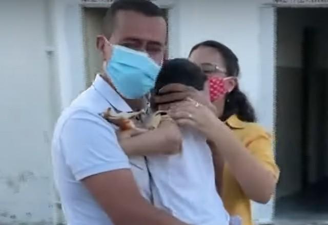 a imagem mostra o contador se reencontrando com a família após conseguir o habeas corpus