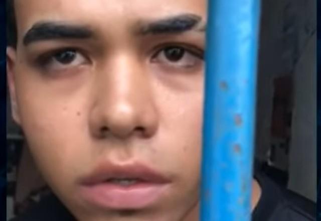 a imagem mostra o jovem dentro de uma cela da delegacia