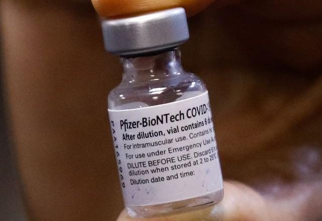 a imagem mostra um frasco do imunizante da Pfizer
