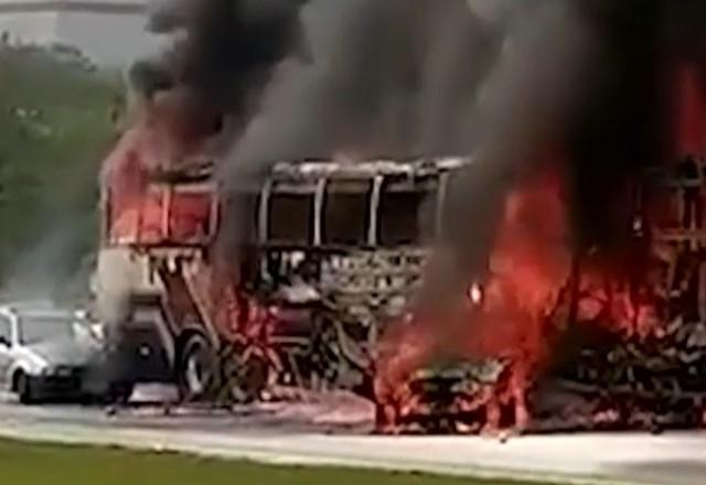 a imagem mostra um ônibus em chamas