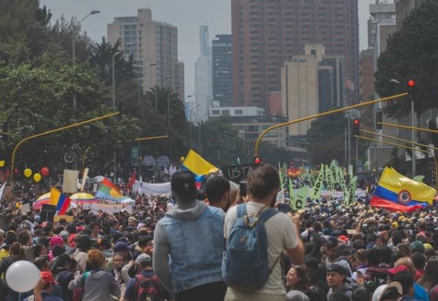 a imagem mostra um protesto em Bogotá, na Colômbia