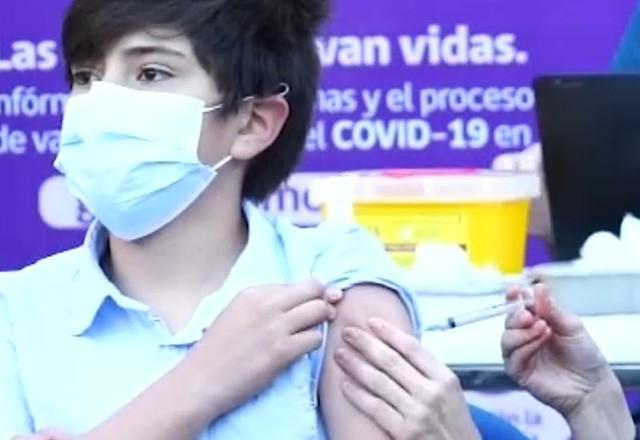 a imagem mostra uma criança sendo vacinada