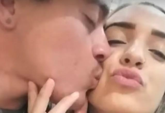 a imagem mostra uma foto do casal, a direita a assassina e a esquerda o ex-companheiro