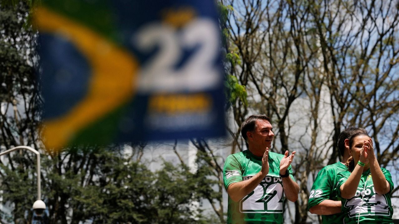 Senador Flávio Bolsonaro (PL-RJ), candidato à Presidência, durante comício em São Paulo | Foto: Brian Snyder/Reuters - 18.10.2026
