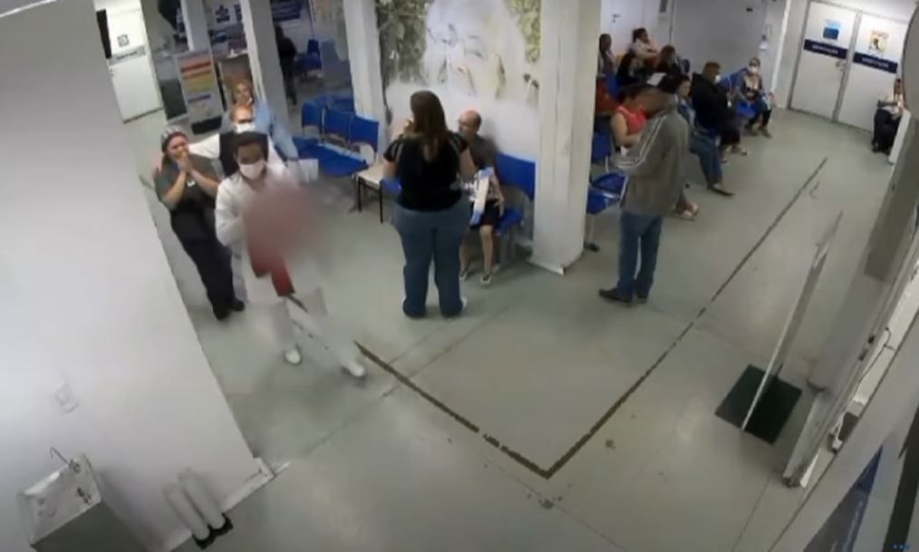 Criança foi encontrada por faxineira e está internada | Reprodução