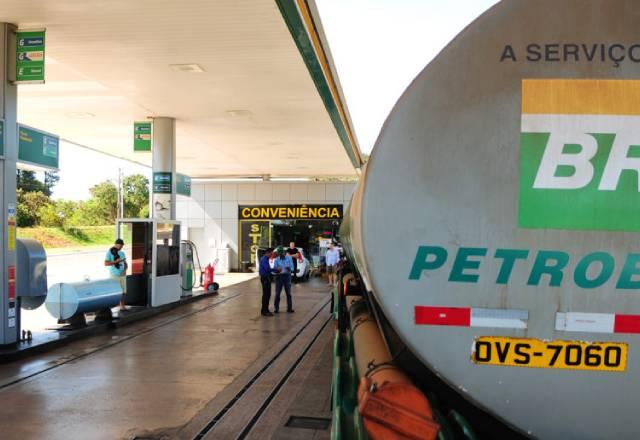 abastecimento da Petrobras em posto de gasolina
